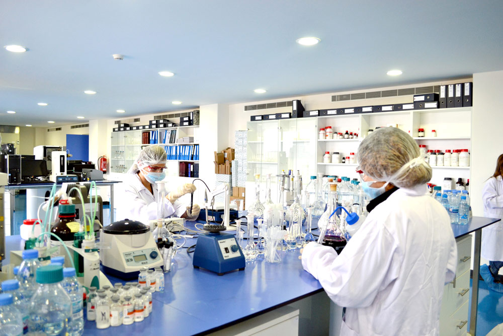 الكيمياء تلتقي بالبيولوجيا: نهج تطوير وتصنيع أدوية المستقبل