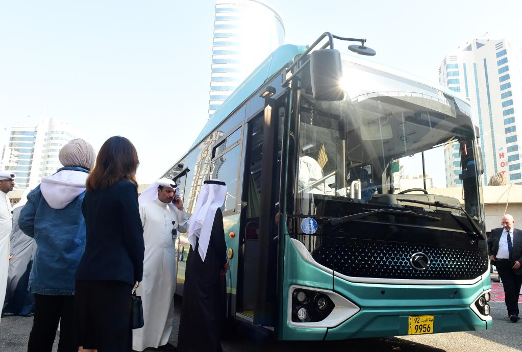أول حافلة كهربائية إلى الكويت