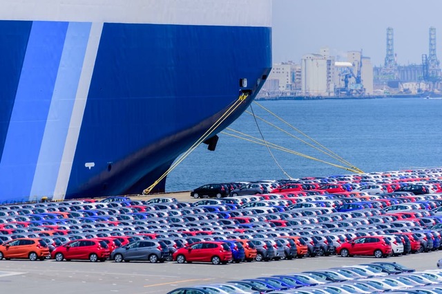 أسطول من السفن لشحن السيارات