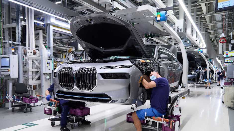 لأول مرة في مصر .. افتتاح مصنع BMW للسيارات الكهربائية