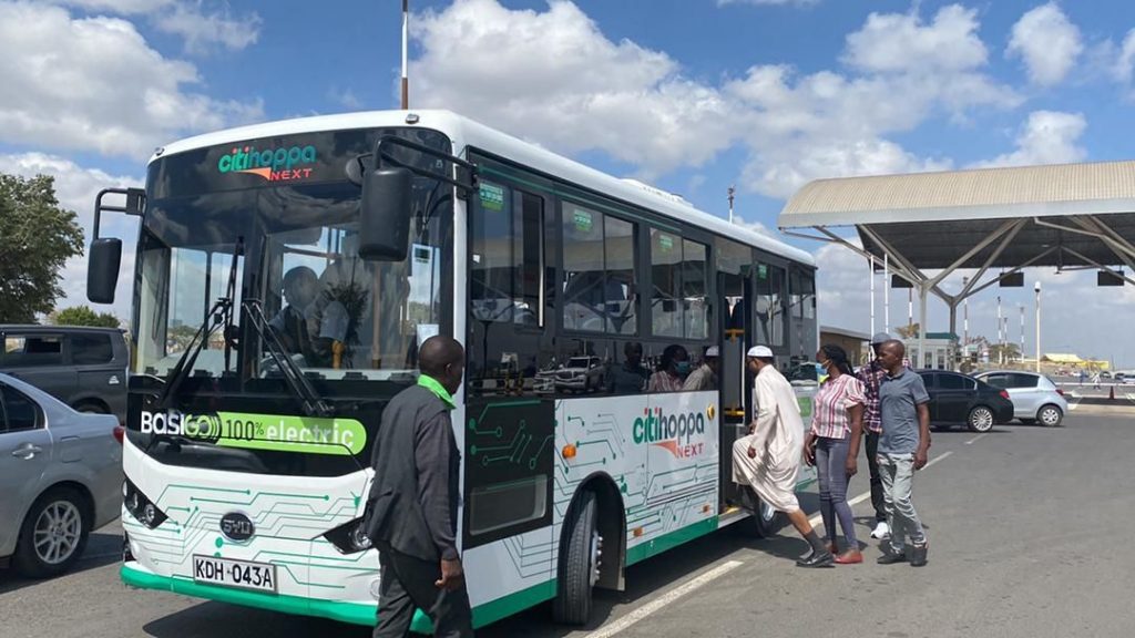 الحافلات الكهربائية تغزو شوارع كينيا