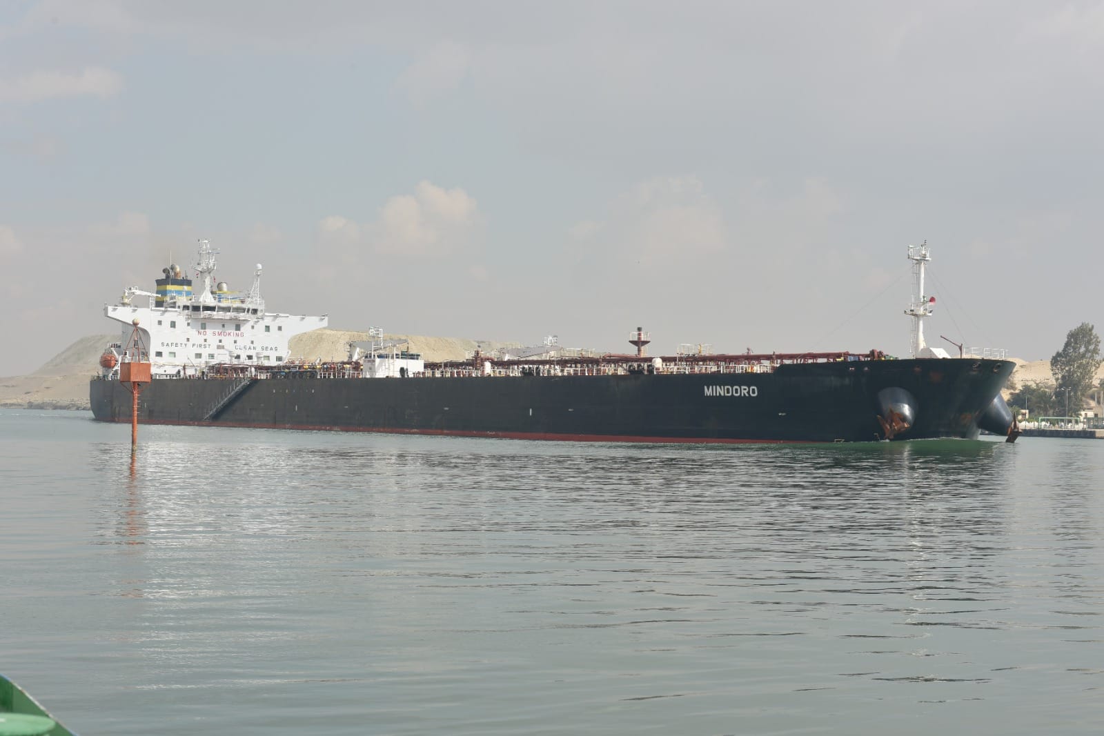 قناة السويس تشهد عبور 93 سفينة بإجمالي حمولات صافية 4.4 مليون طن