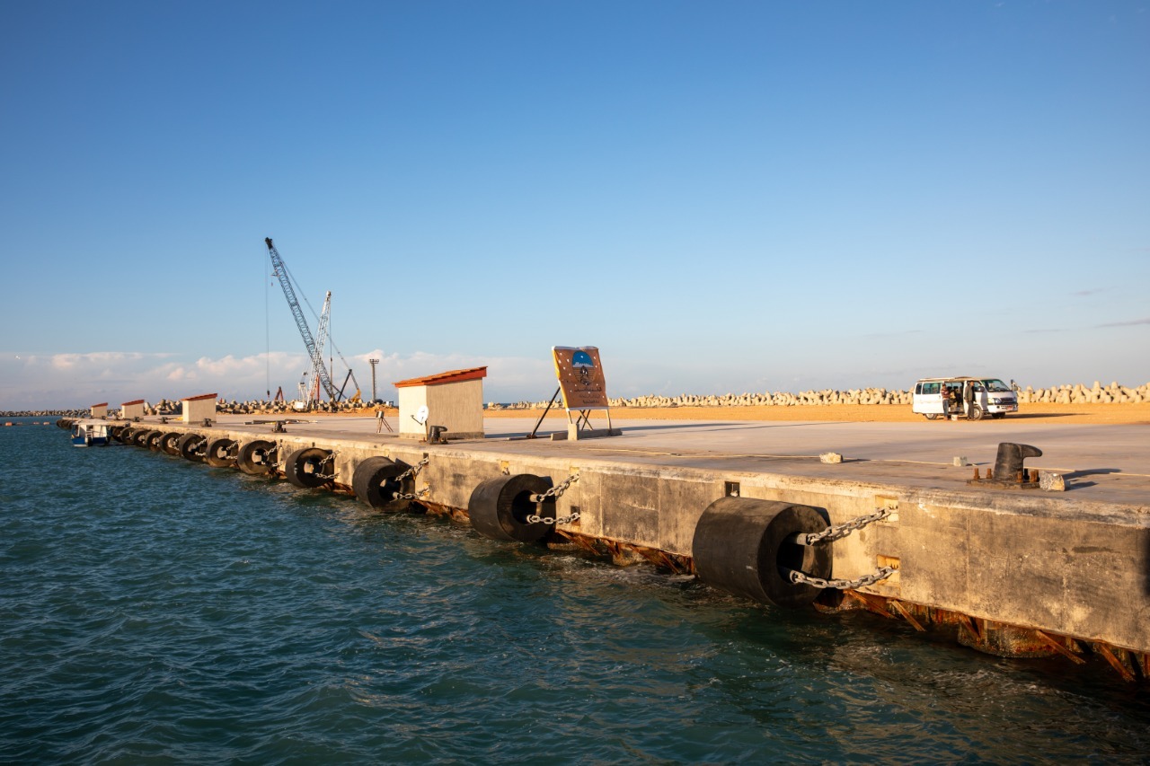 الاقتصادية لقناة السويس: سفينة الإمداد المصرية محمل عليها مئات الأطنان قد غادرت ميناء العريش