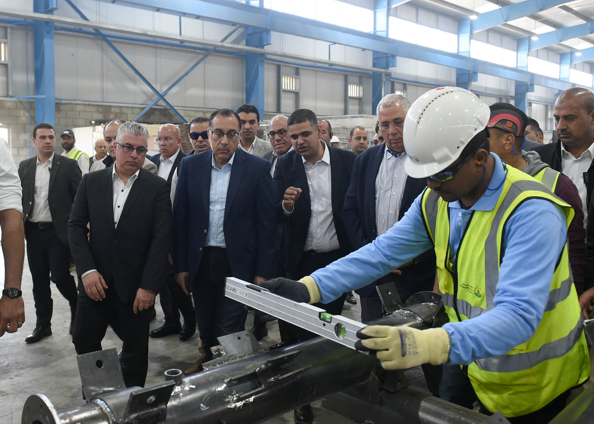 رئيس الوزراء: يتفقد مصنع شركة السويدي الوطنية للصناعات والمشروعات الهندسية
