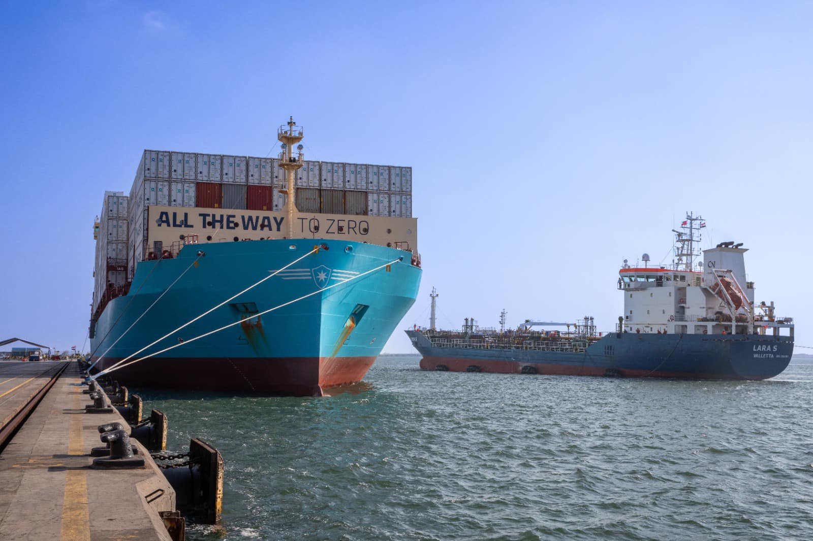 شركة OCI جلوبال العالمية: نجاح أول عملية تموين سفينة حاويات بميناء شرق بورسعيد.. بالفيديو
