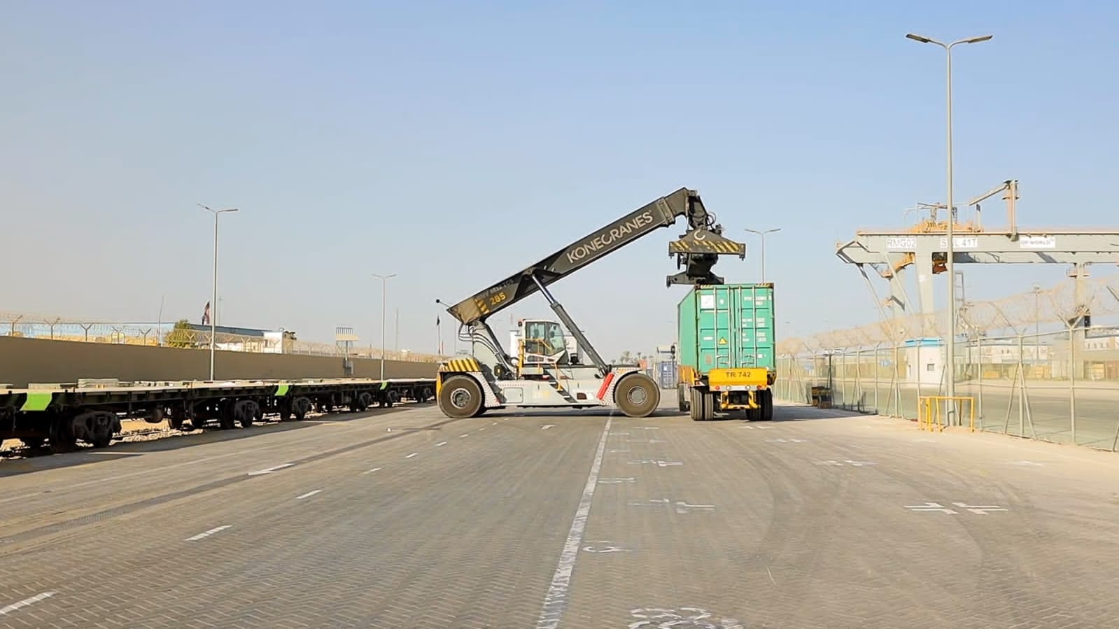استقبال ميناء أكتوبر الجاف الواردات والصادرات المتجهة إلى الموانئ البحرية المصرية