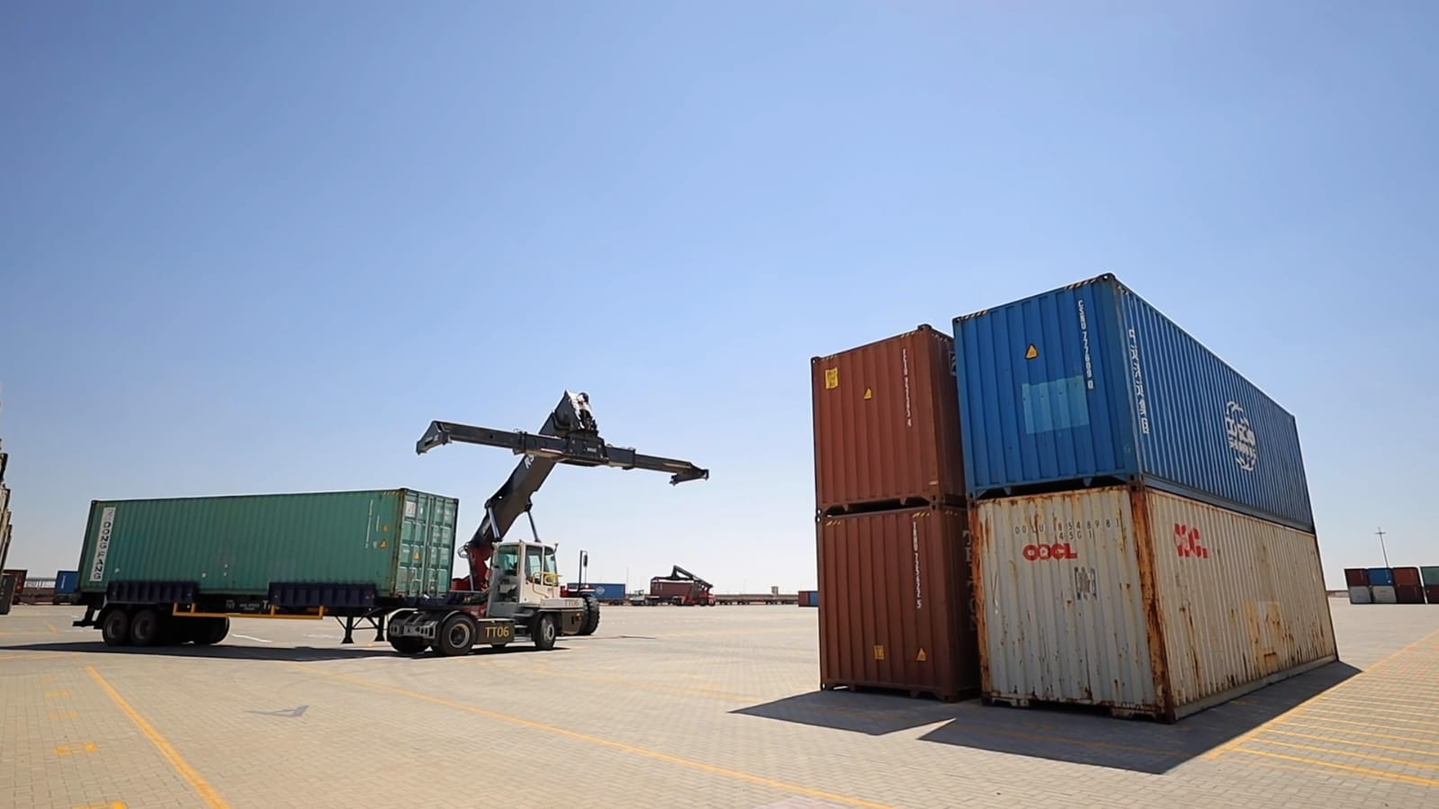 استقبال ميناء أكتوبر الجاف الواردات والصادرات المتجهة إلى الموانئ البحرية المصرية