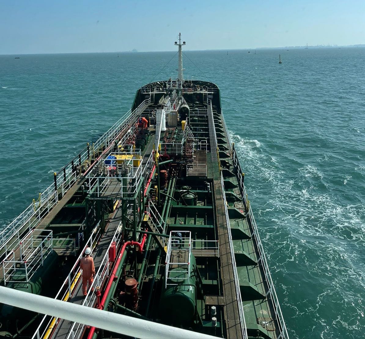 نجاح أول عملية تموين سفينة حاويات بالوقود الأخضر بميناء شرق بورسعيد