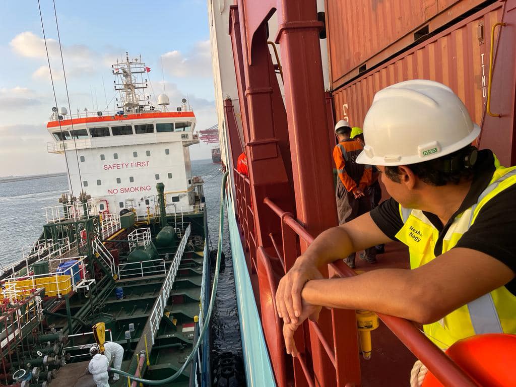 شركة OCI جلوبال العالمية: نجاح أول عملية تموين سفينة حاويات بميناء شرق بورسعيد.. بالفيديو