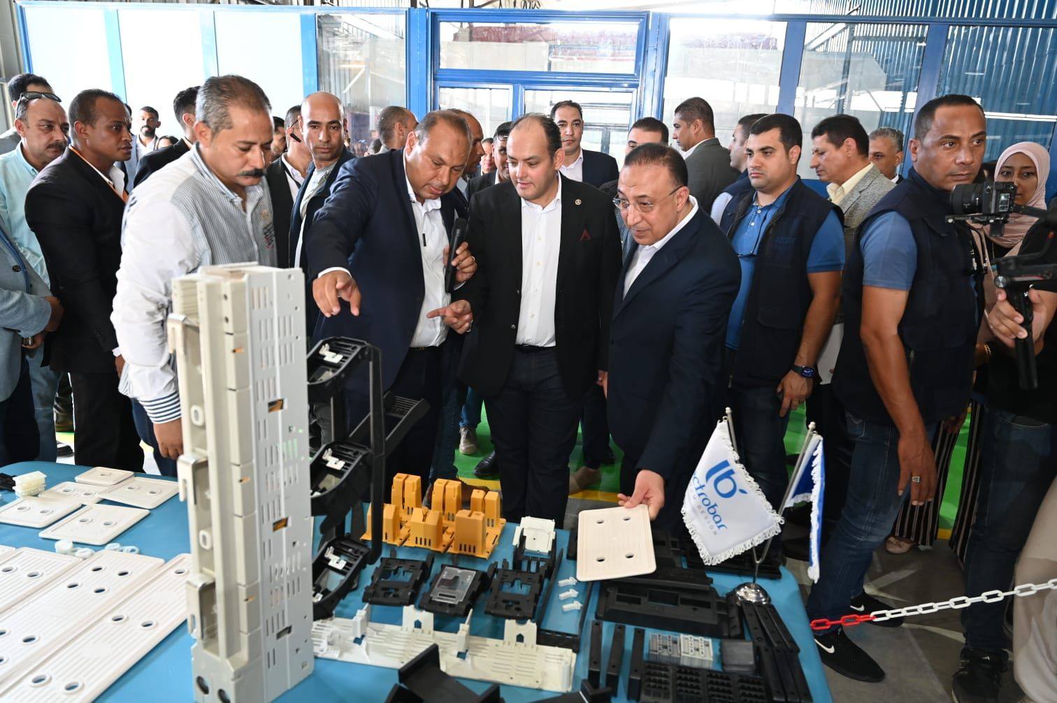 شركة شنت الصينية تعزيز الصناعات الكهربائية الإبتكارية فى مصر