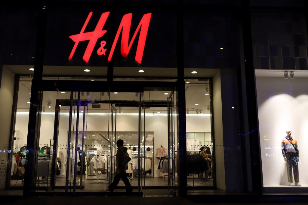 شركة H and M تُطلق أحدث أزياء الرجال للخريف والشتاء