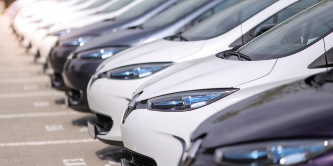 تراجع مبيعات السيارات الكهربائية يهدد صناعة السيارات