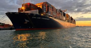ميناء الإسكندرية يرسي سفينة حاويات عملاقة لأول مرة