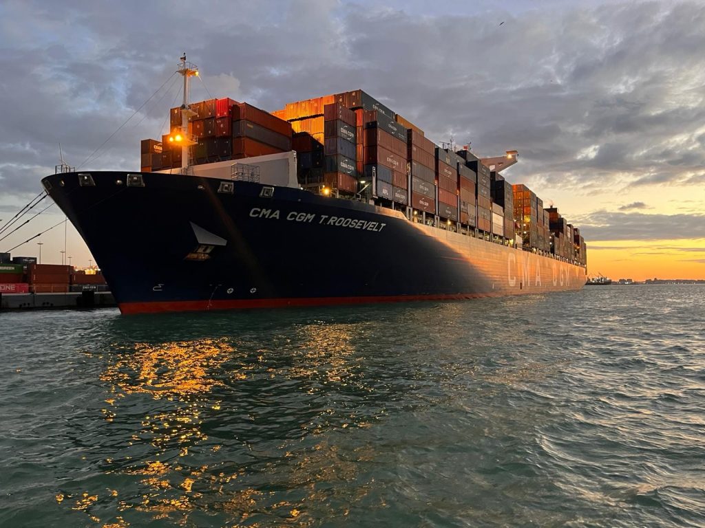 ميناء الإسكندرية يرسي سفينة حاويات عملاقة لأول مرة