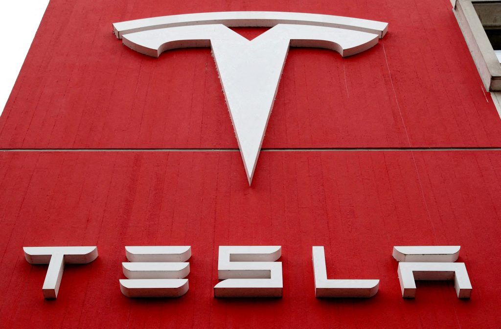 تطالب Tesla بتخفيض رسوم الجمارك على سياراتها الكهربائية في أوروبا