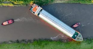 جنوح البلطيق: قاطرة تنقذ سفينة شحن من قناة صغيرة في ويسبيك